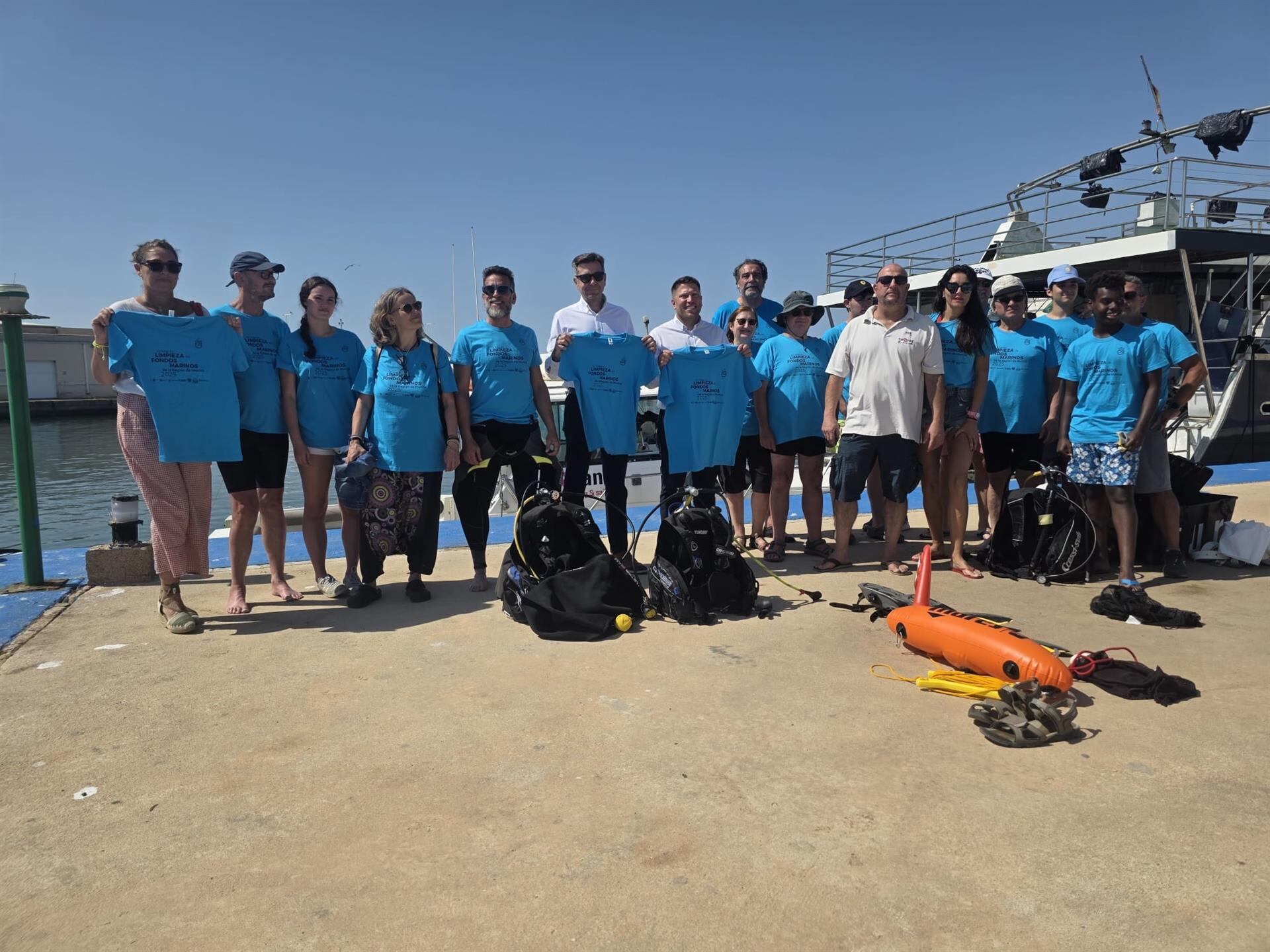 Imagen De Los Voluntarios Que Han Participado En La Macro Limpieza De Fondos Marinos De La Región De Murcia En El Puerto De San Pedro Del Pinatar