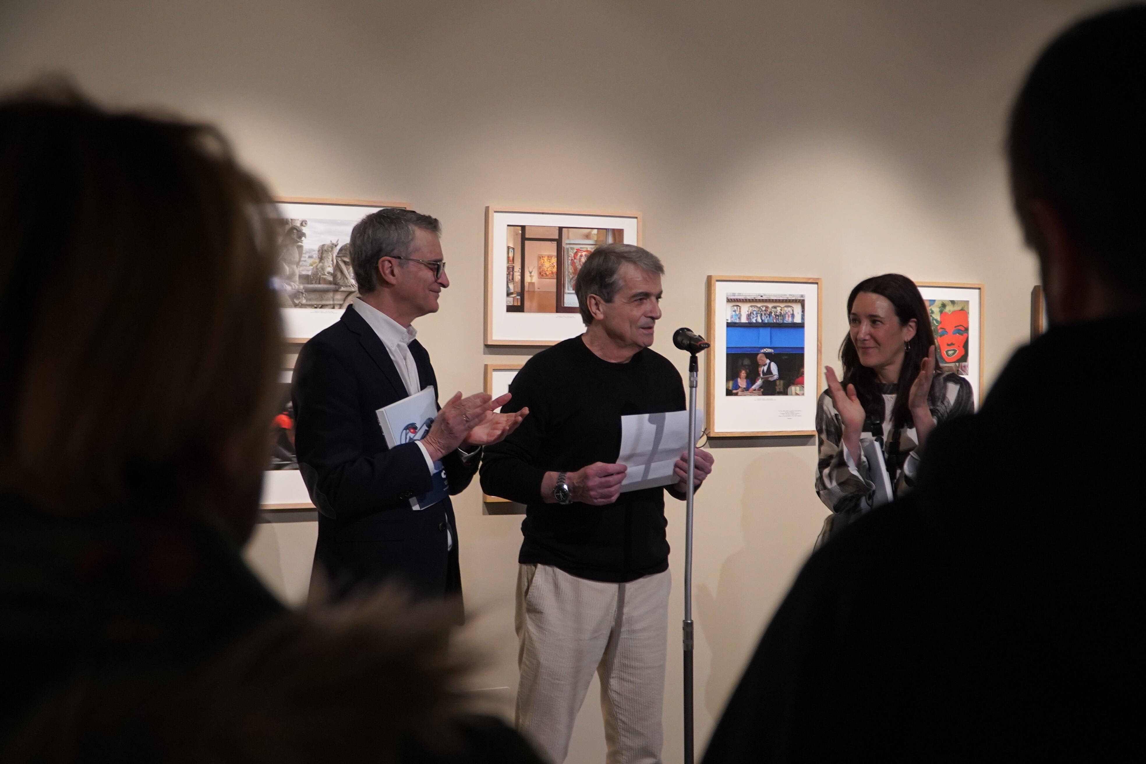 De izquierda a derecha, Emilio de Domingo, presidente de la Fundación Círculo; Javier Contreras, fotógrafo autor de la exposición; y Laura Sebastián, directora general de la Fundación Círculo. / Foto: Fundación Círculo