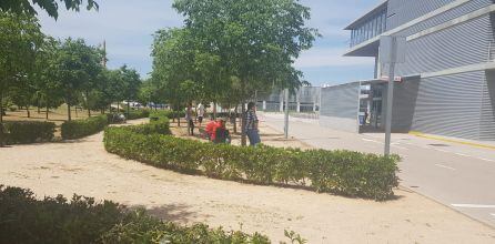 Familiares de pacientes esperando a las puertas del hospital de Gandia