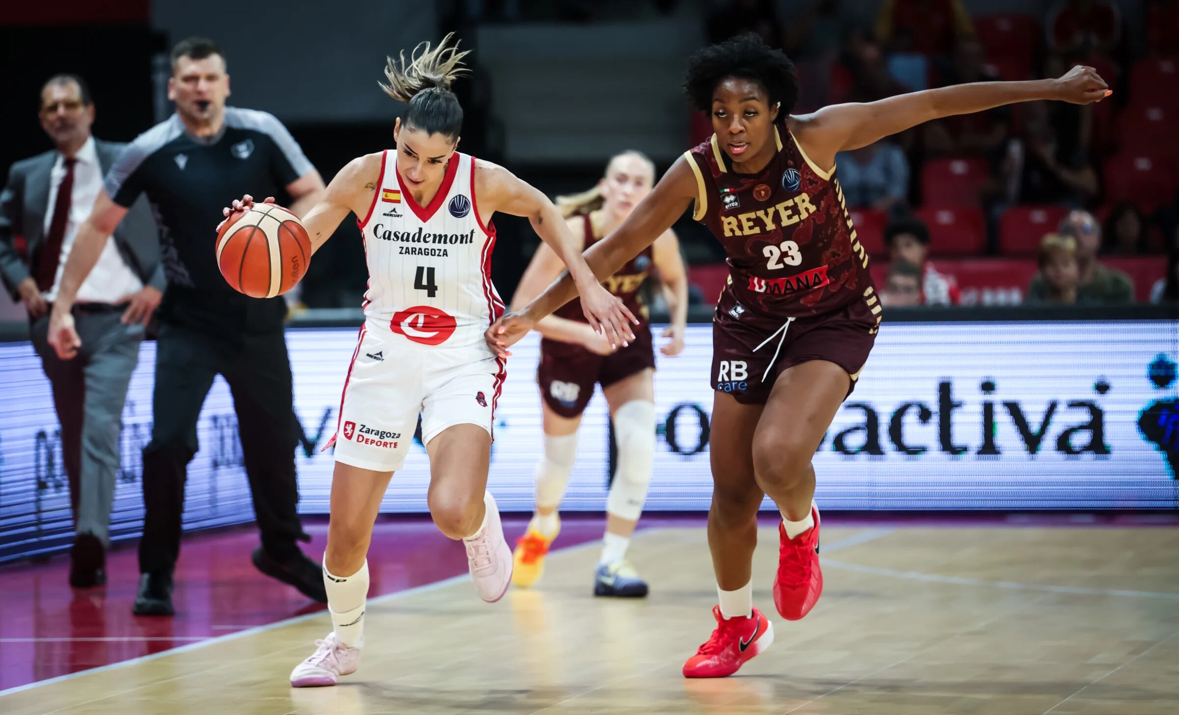 Mariona Ortiz se deshace de la marca de Mavunga en el partido de la Euroliga ante el Reyer Venezia