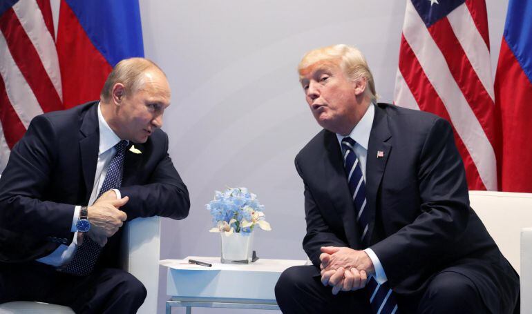 Fotografía de archivo que muestra al presidente ruso, Vladímir Putin (i), junto a su homólogo estadounidense, Donald Trump (d), durante su reunión en el marco de la cumbre de los líderes del G20 en Hamburgo.