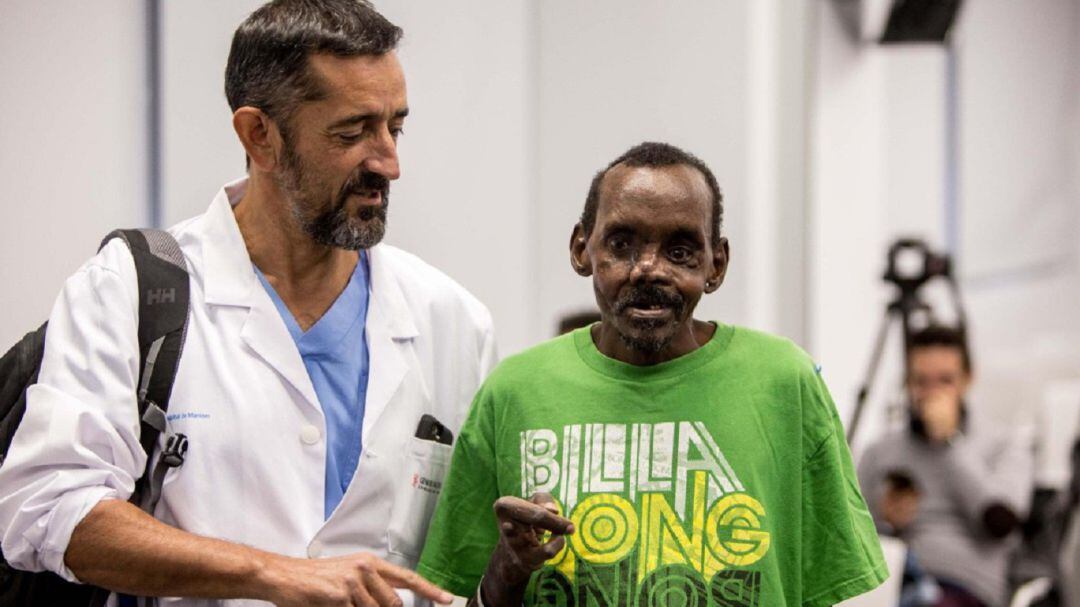 Doctor Pedro Cavadas con uno de sus pacientes