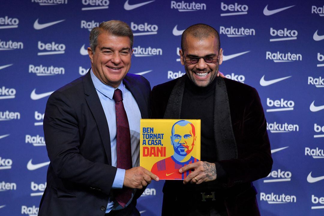 Joan Laporta y Dani Alves, durante la presentación del brasileño.