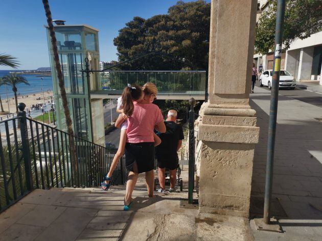 El ascensor que conecta la playa del Postiguet con el barrio del Raval Roig no estaba en funcionamiento