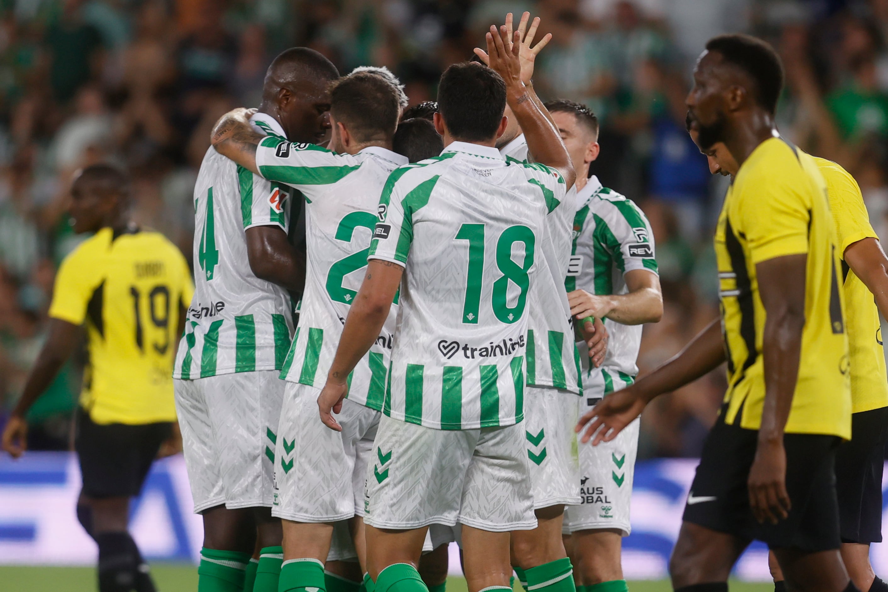 Sevilla, 03/08/2024.- Los jugadores del Betis celebran el segundo gol ante el Al-Ittihad Club, durante el partido amistoso disputado este sábado en el estadio Benito Villamarín de Sevilla. EFE/José Manuel Vidal
