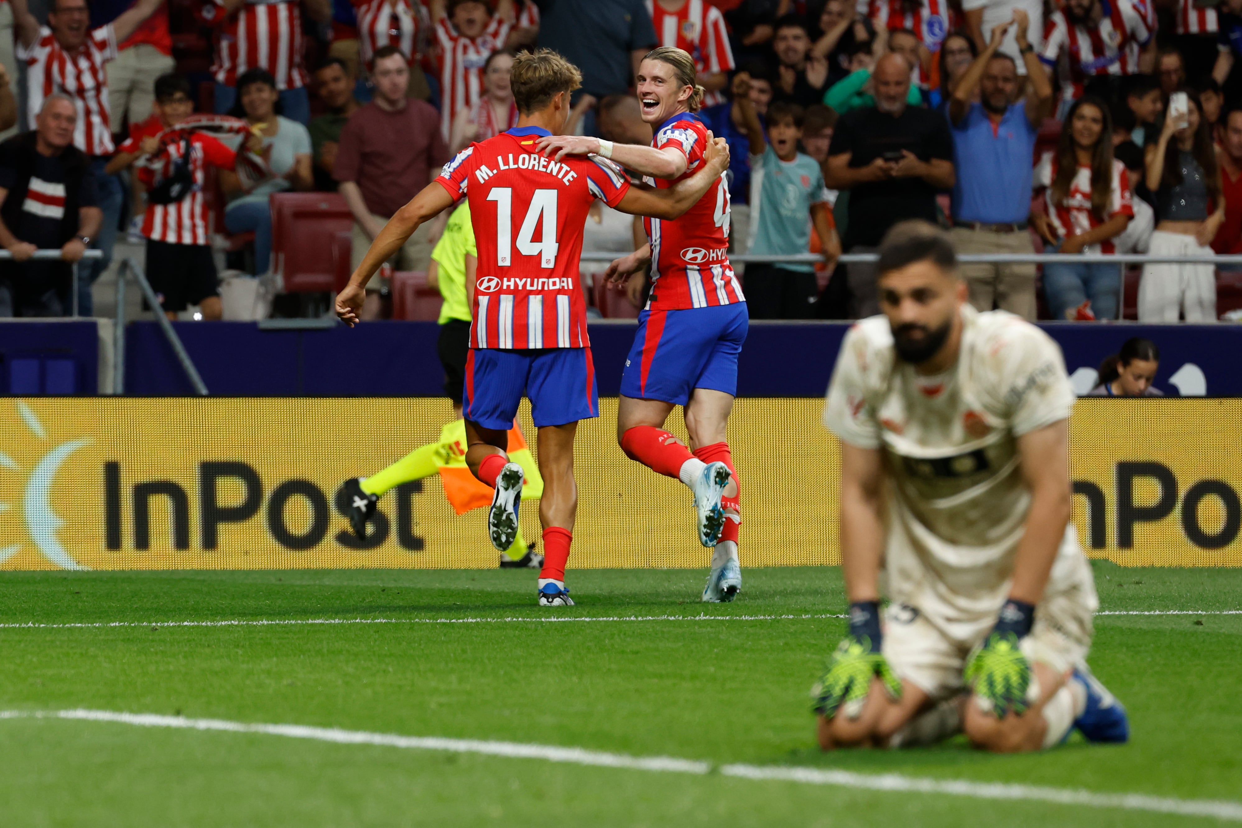 MADRID, 15/09/2024.- El centrocampista británico del Atlético de Madrid Conor Gallagher (c) celebra con su compañero Marcos Llorente (i) tras marcar el 1-0 durante el partido de la quinta jornada de LaLiga EA Sports entre el Atlético de Madrid y el Valencia CF, este domingo en el Cívitas Metropolitano de la capital española. EFE/ JJ Guillén
