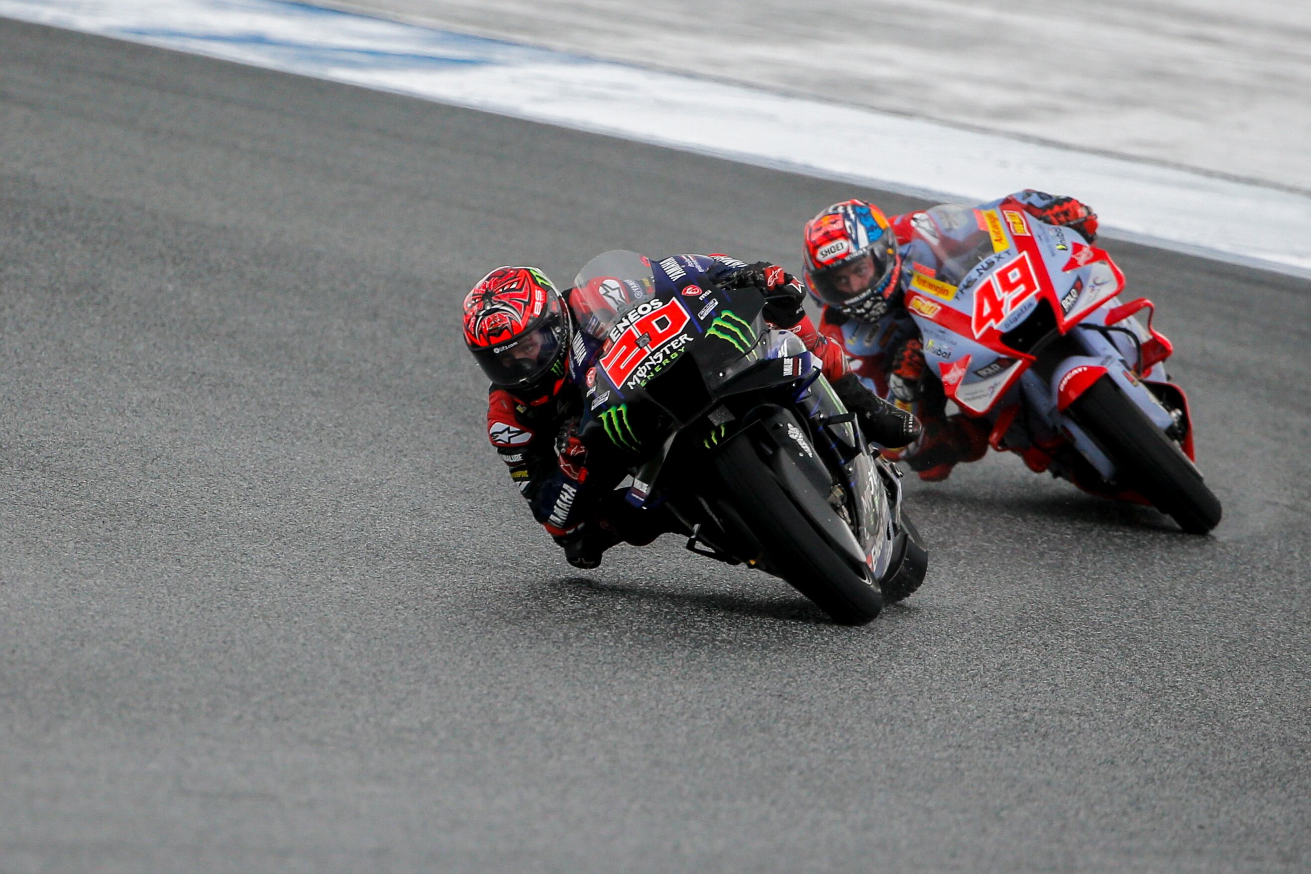 Buriram (Thailand), 02/10/2022.- Fabio Quartararo junto a Fabio Di Giannantonio en el Gran premio de Tailandia. (Motociclismo, Ciclismo, Tailandia) EFE/EPA/DIEGO AZUBEL