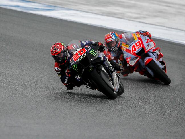 Buriram (Thailand), 02/10/2022.- Fabio Quartararo junto a Fabio Di Giannantonio en el Gran premio de Tailandia. (Motociclismo, Ciclismo, Tailandia) EFE/EPA/DIEGO AZUBEL