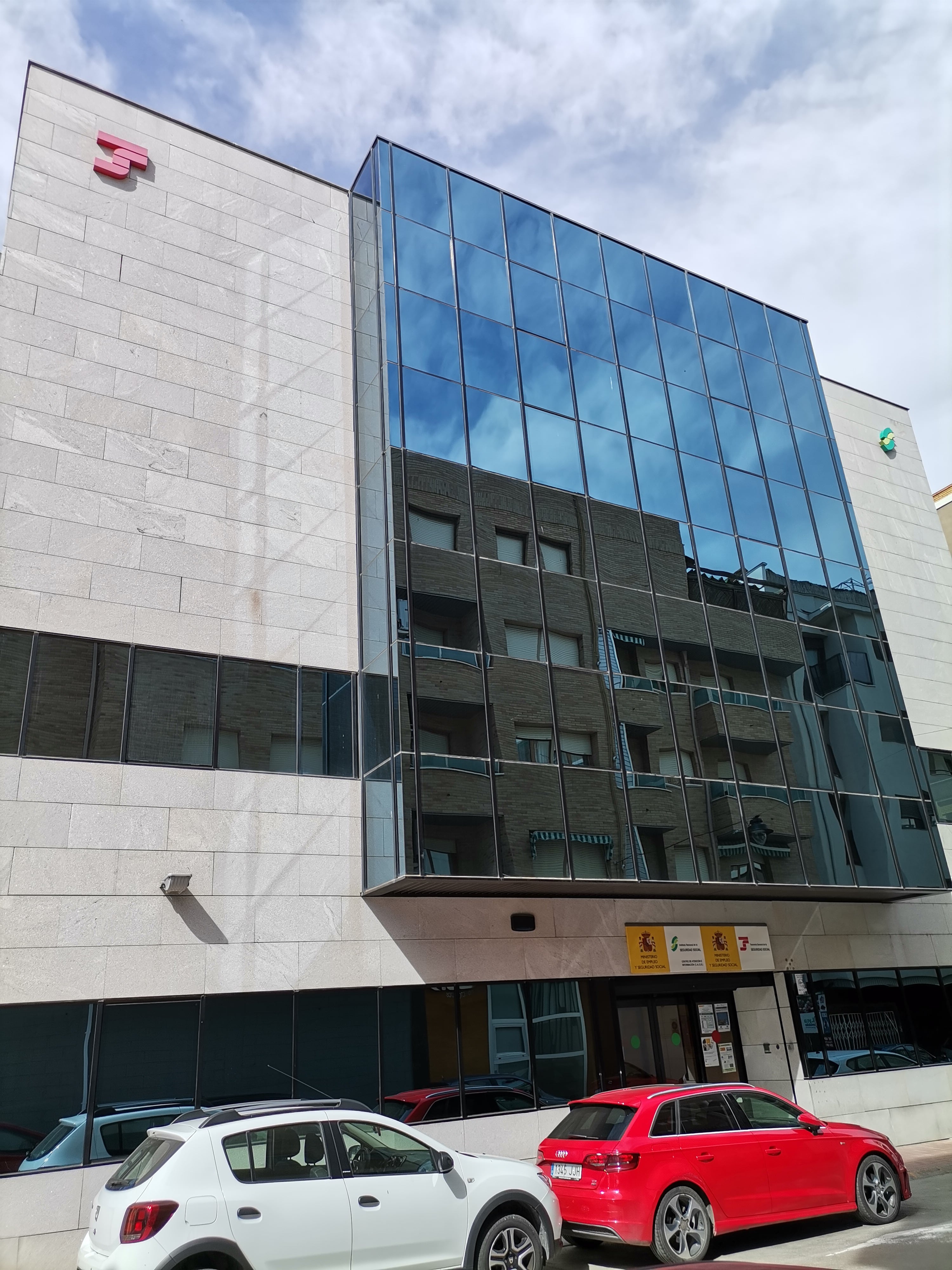 Edificio de la Seguridad Social donde se encuentra el futuro aula de la UNED