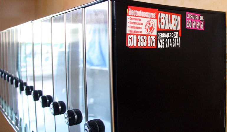 Enganxines a les bústies d'un bloc de pisos.