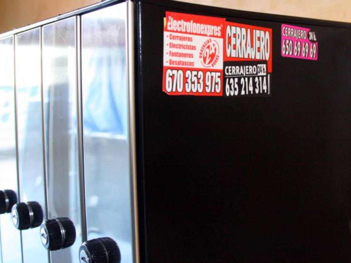 Mà dura contra les enganxines de serrallers a les porteries dels edificis