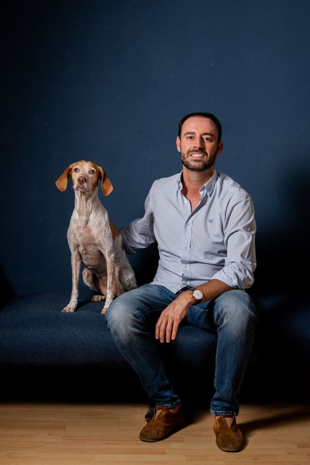 Borja Iribarne, CEO de ProfesorCBD, con su perra Nala, una habitual de la oficina.