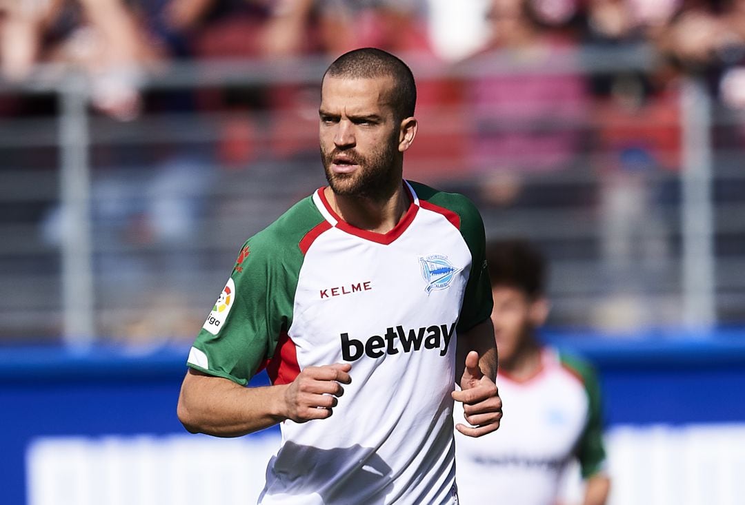 Víctor Laguardia, en un partido con la camiseta del Alavés.