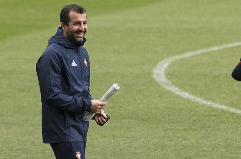 Diego Martínez sonríe durante un entrenamiento