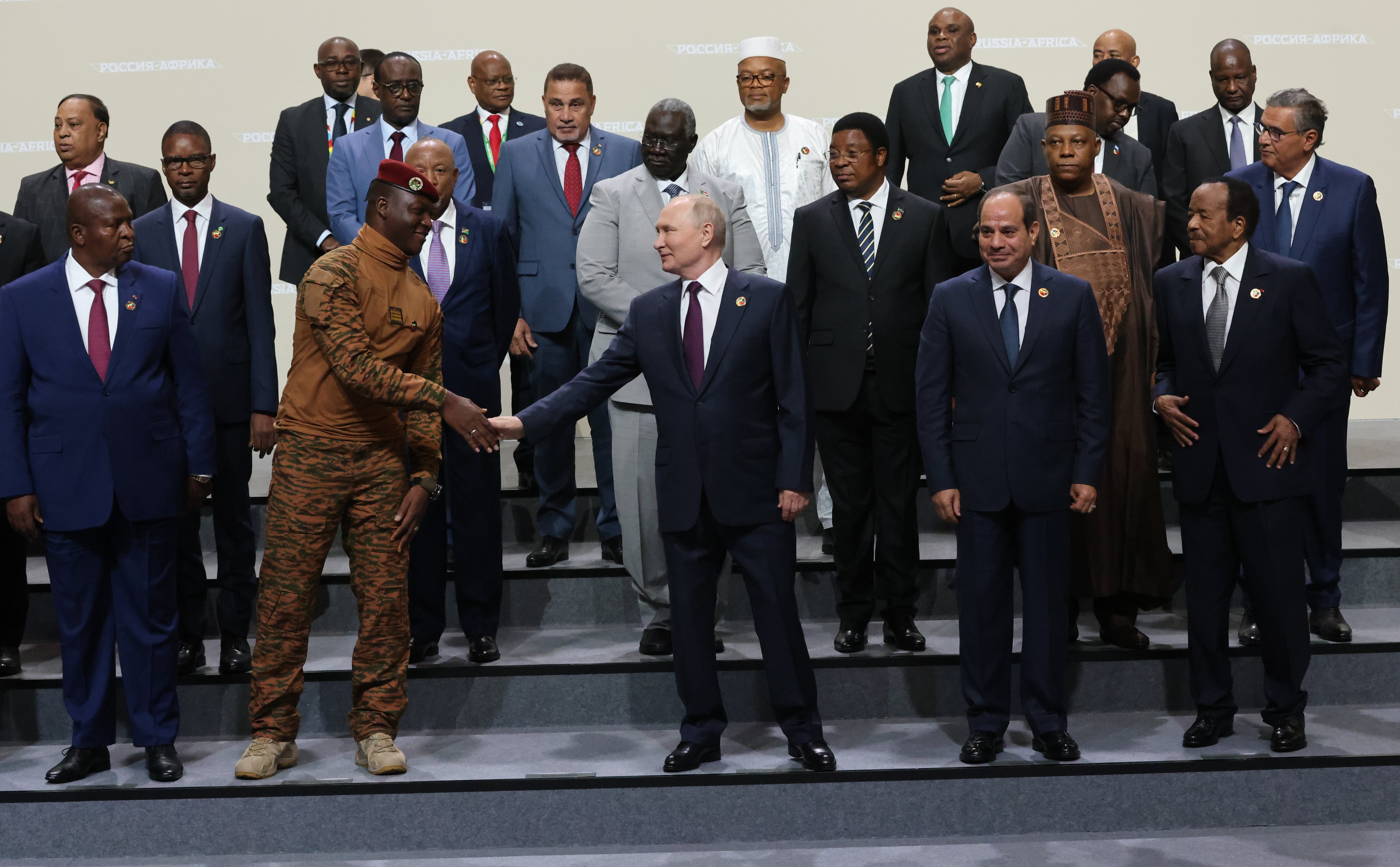 Putin saluda al presidente de Burkina Faso, Ibrahim Traoré, ante la mirada del resto de líderes africanos presentes en la segunda cumbre celebrada en San Petersburgo