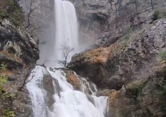 Primera crecida de &#039;Los Chorros&#039; del río Mundo.