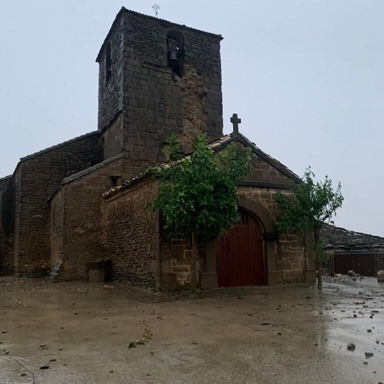 El rayo ha dejado una estela de rocas caídas en la fachada de la torre