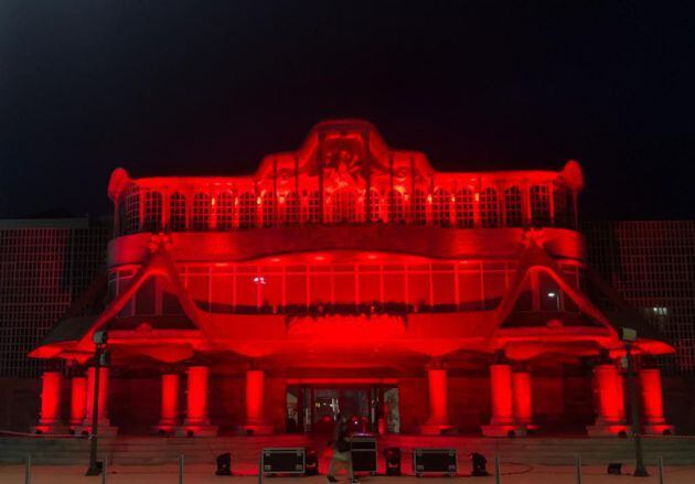 La Asamblea Regional, de rojo