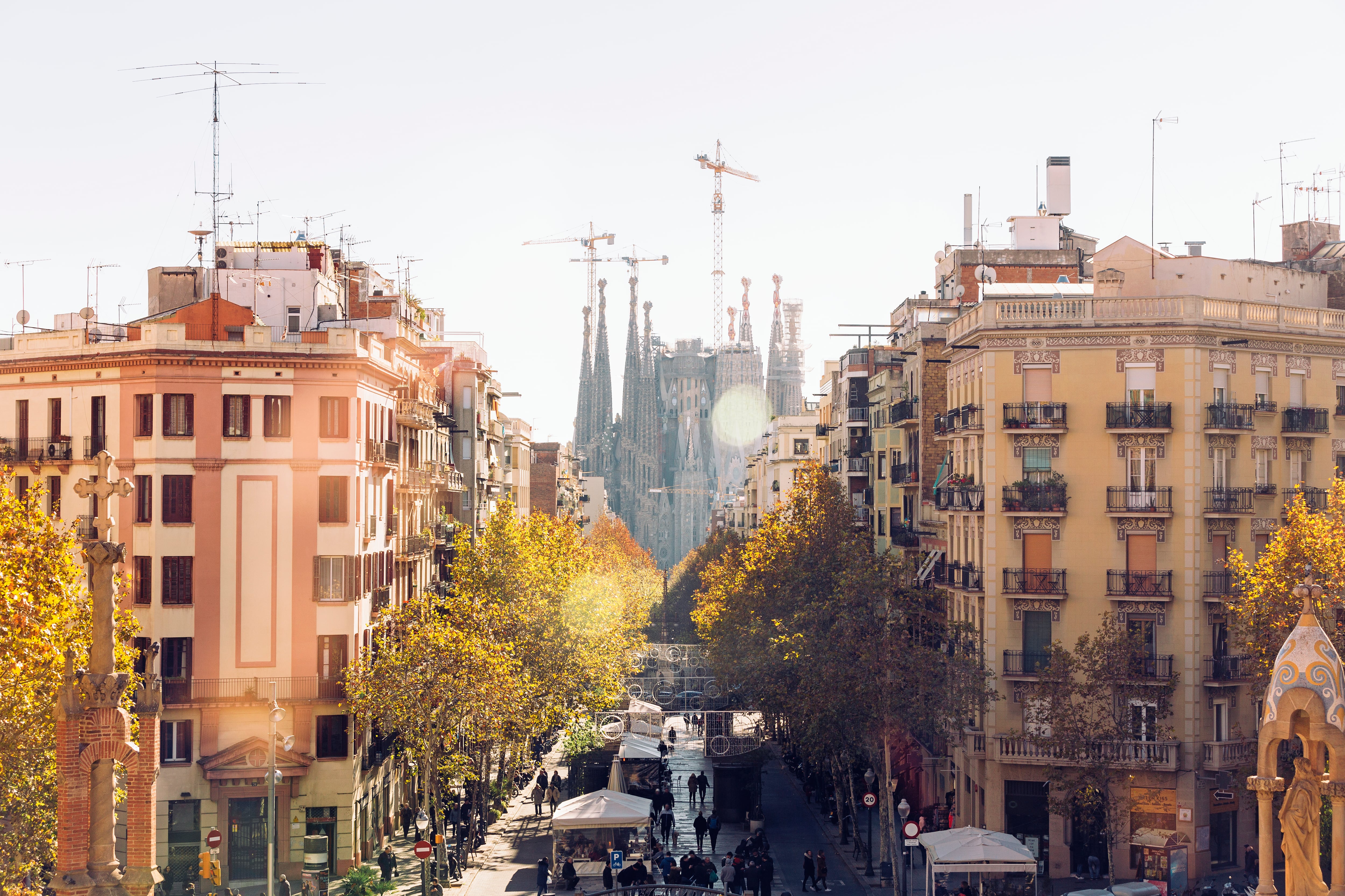 Façana amb pisos turístics a Barcelona