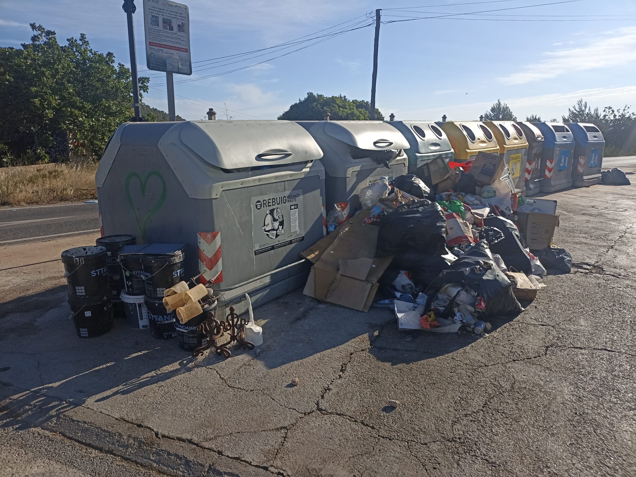 La basura se acumula tras la primera noche de huelga de recogida.