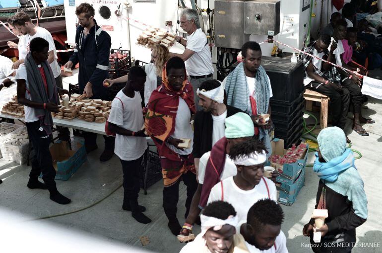 Fotografía cedida por la ONG &quot;SOS Mediterranee&quot; que muestra a varios de los 629 inmigrantes rescatados a bordo del barco &quot;Aquarius&quot; en el Méditerráneo.