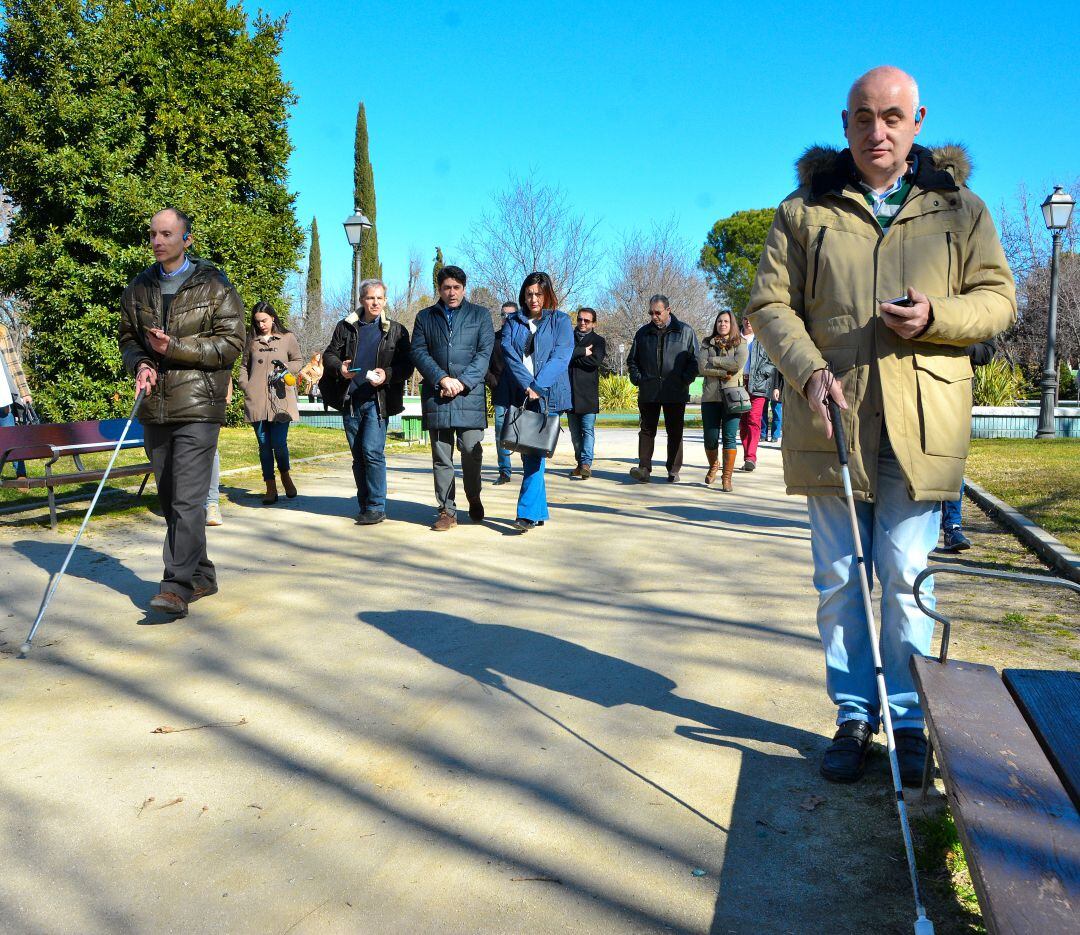 Invidentes probando la aplicación para los parques de Alcorcón