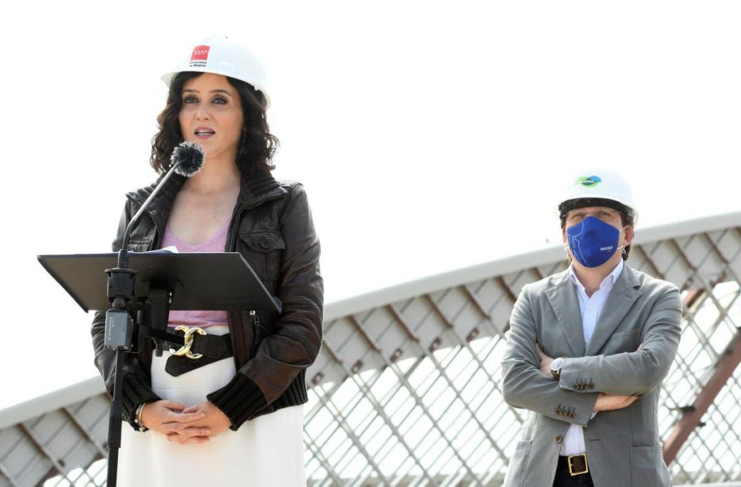 La presidenta de la Comunidad de Madrid, Isabel Díaz Ayuso, en su visita este viernes a las obras del puente que unirá el desarrollo de Valdebebas y la T4 del Aeropuerto Adolfo Suárez Madrid-Barajas.