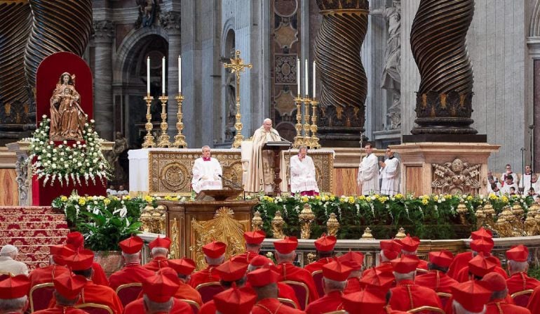 El papa Francisco oficiando el consitorio ordinario público para la creación de nuevos cardenales en la basílica de San Pedro del Vaticano.