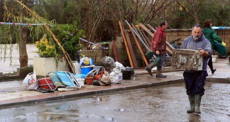 GRA167. ZALLA (BIZKAIA), 31/01/2015.- Vecinos limpian y retiran enseres de sus viviendas por las inundaciones causadas por el desbordamiento del río. Zalla, que se ha despertado esta mañana cubierta de barro y lodo, es la localidad vizcaína más afectada por la crecida de los ríos y las inundaciones han afectado a garajes, negocios, lonjas y huertas. EFE/Luis Tejido