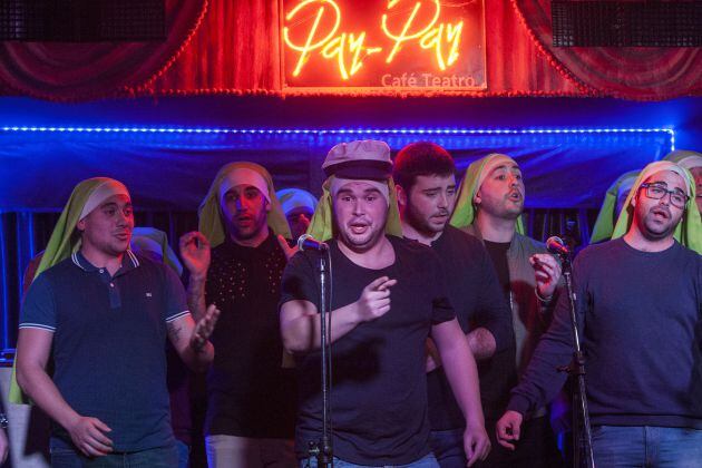 La chirigota Las de Convento de Santa María homenajean a Paco Alba en el Pay Pay cantando el pasodoble de El Vaporcito