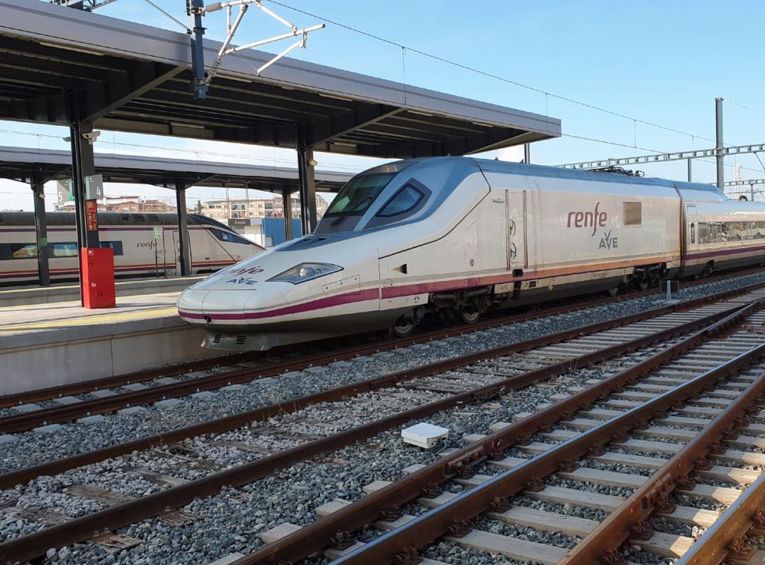 Foto de archivo de un tren AVE en la estación de Granada