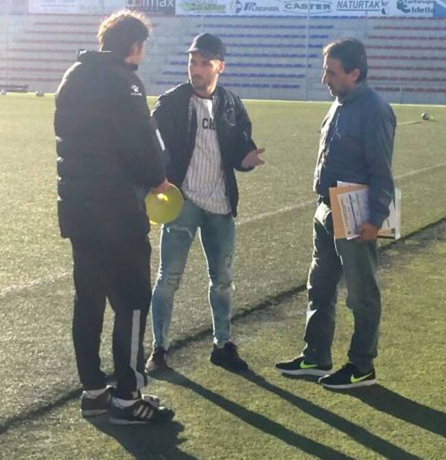 Miguelito (C) con Mullor y el delegado del Eldense