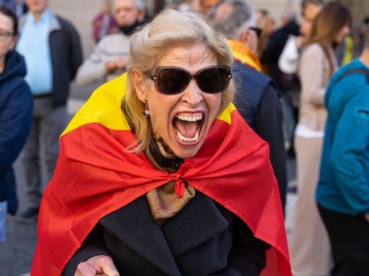 La señora que grita con la bandera de España contra la amnistía vuelve por Fallas