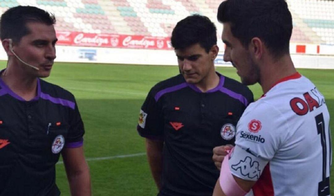 Carlos Ramos, con el brazalete rosa