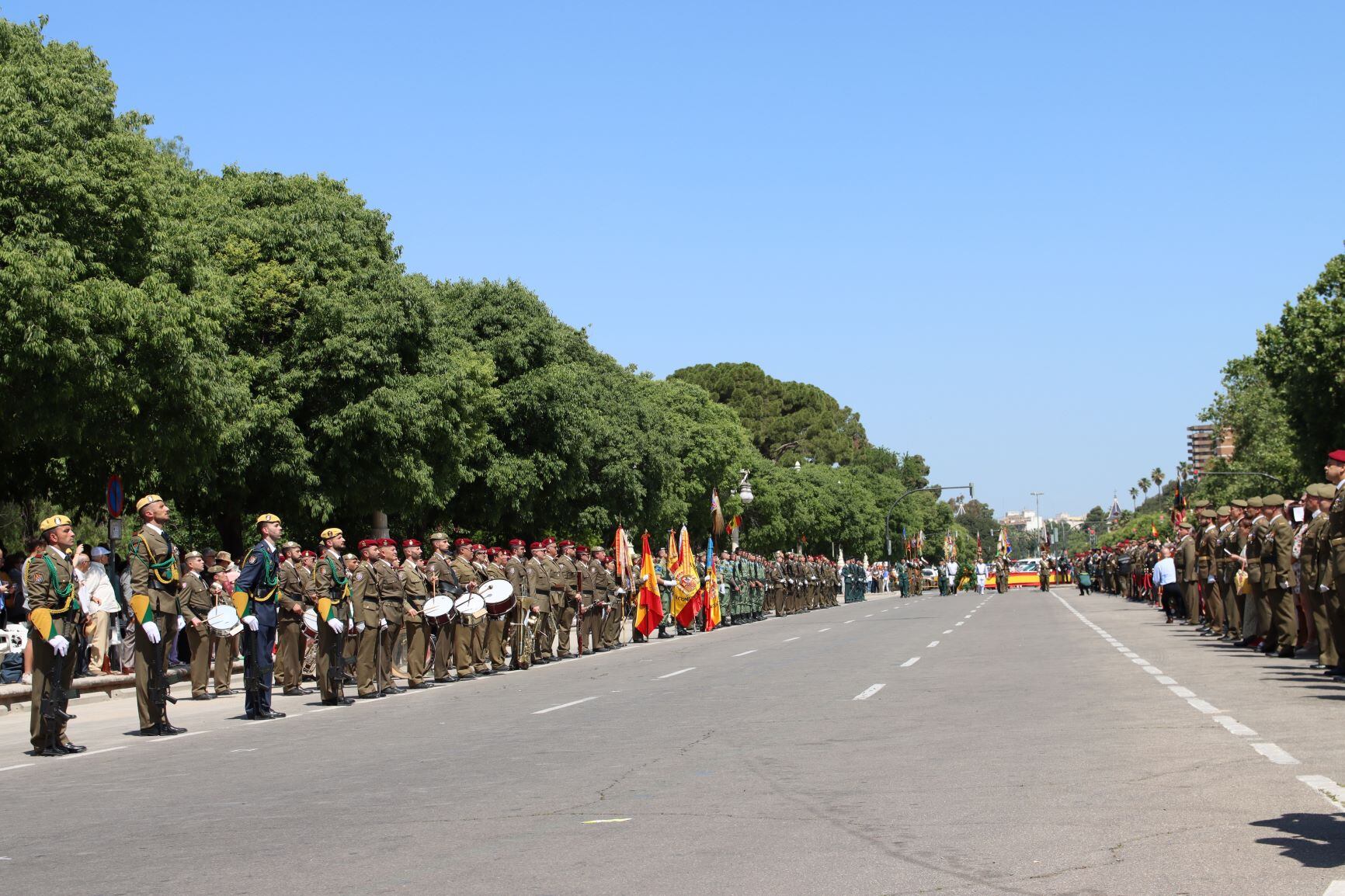Así ha sido la jura de bandera para civiles que se ha celebrado este domingo en el paseo de la Alameda de València