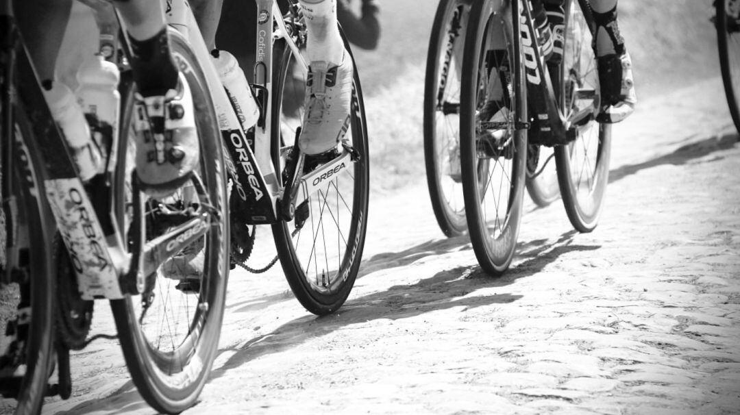 Imagen de archivo en blanco y negro de una vuelta ciclista