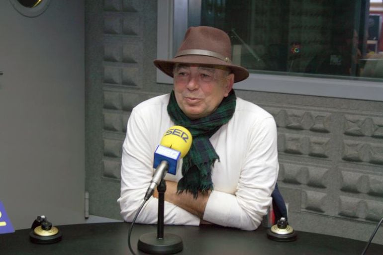 Santiago Formoso en los estudios de Radio Vigo