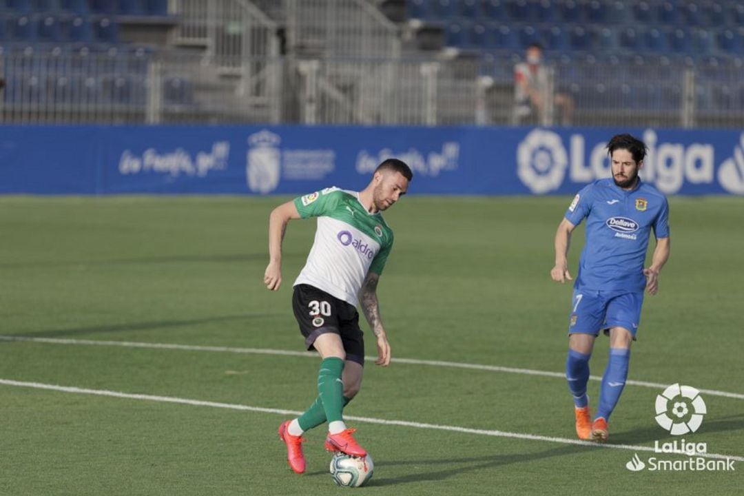 Manu Hernando controla el balón ante la mirada de Hugo Fraile (Fuenlabrada)