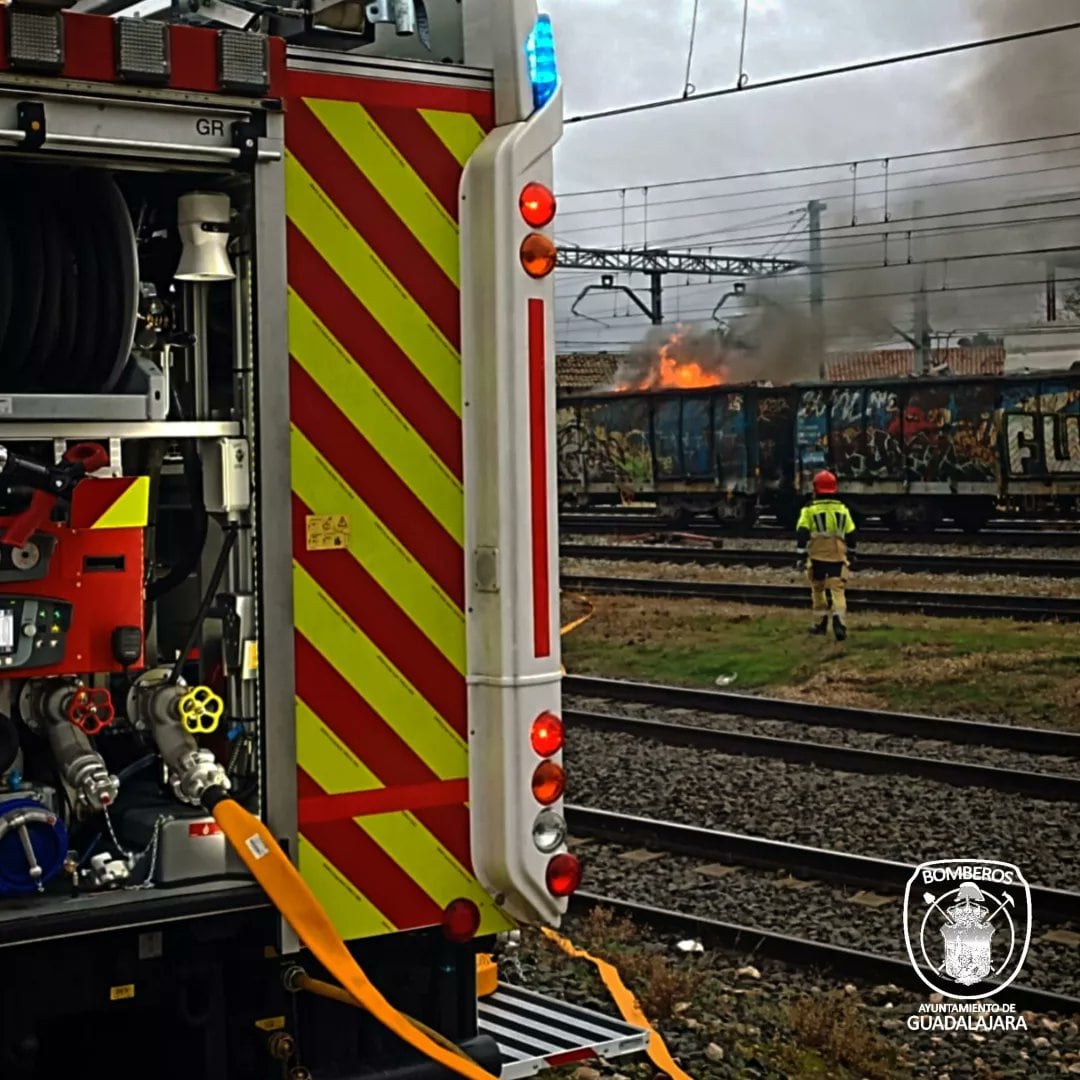 Extinción del vagón ardiendo/Foto Bomberos Gu