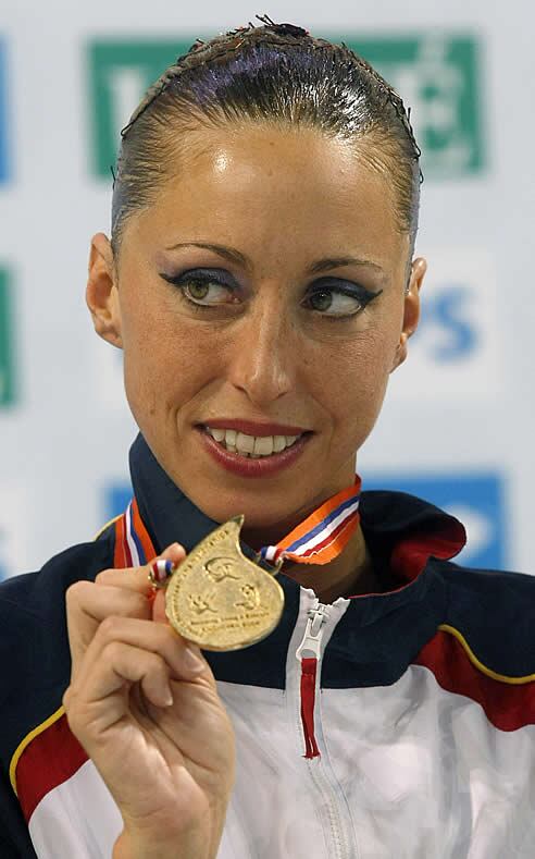 Gemma Mengual muestra la medalla de oro conseguida en Eindhoven