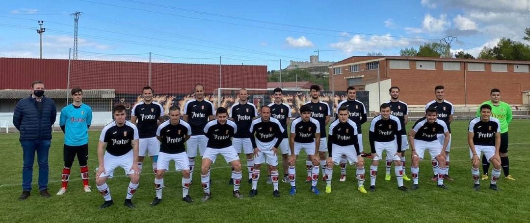 La plantilla del Atlético Peñafiel con su equipación titular.