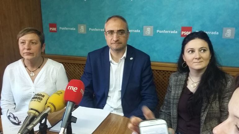 Portavoz, Olegario Ramón junto a sus dos concejalas