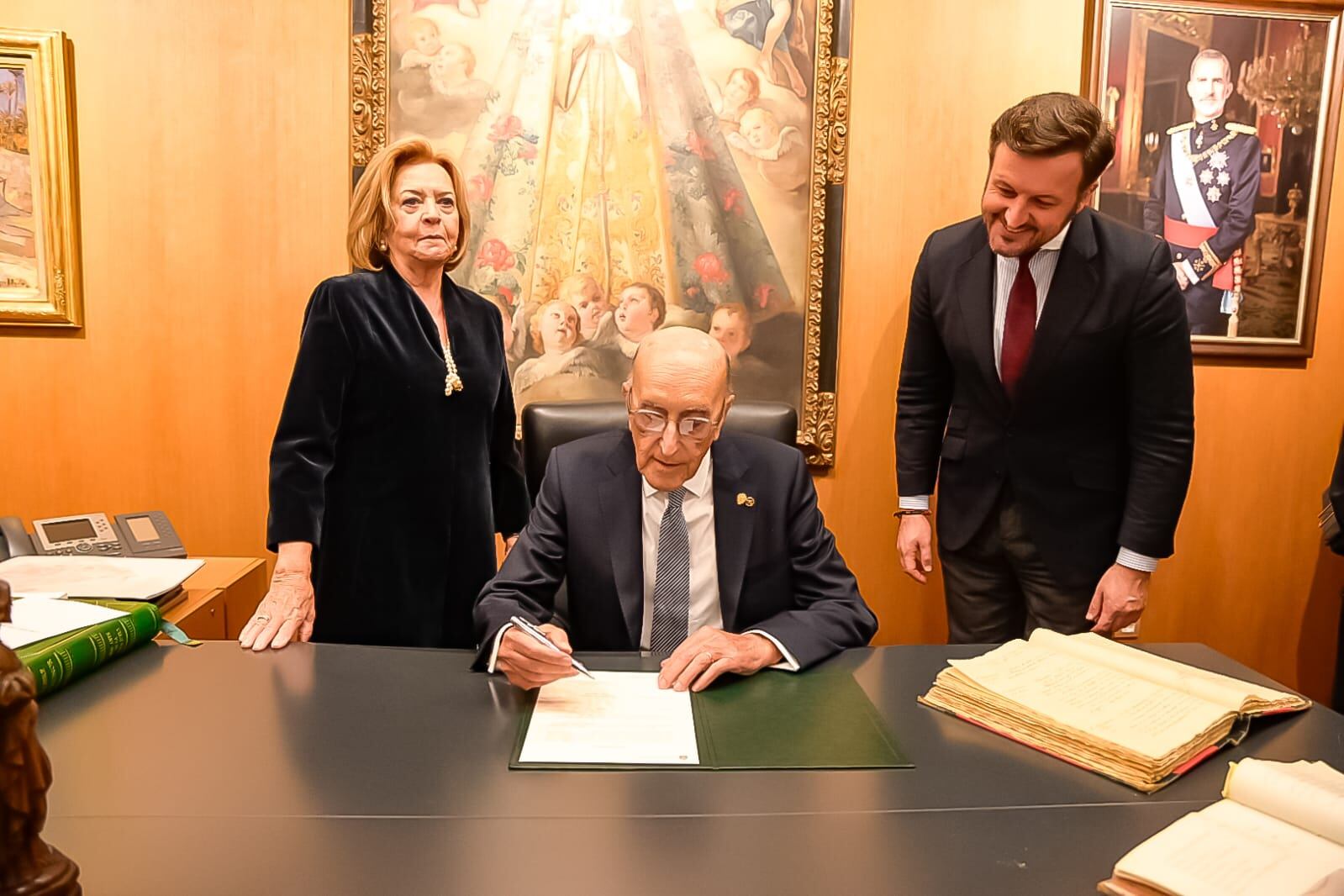 Antonio Serrrano Bru firma en el libro de honor del ayuntamiento junto a su esposa Tula Mora y el alcalde Pablo Ruz