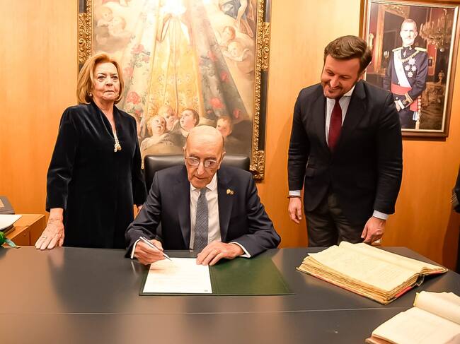 Antonio Serrrano Bru firma en el libro de honor del ayuntamiento junto a su esposa Tula Mora y el alcalde Pablo Ruz