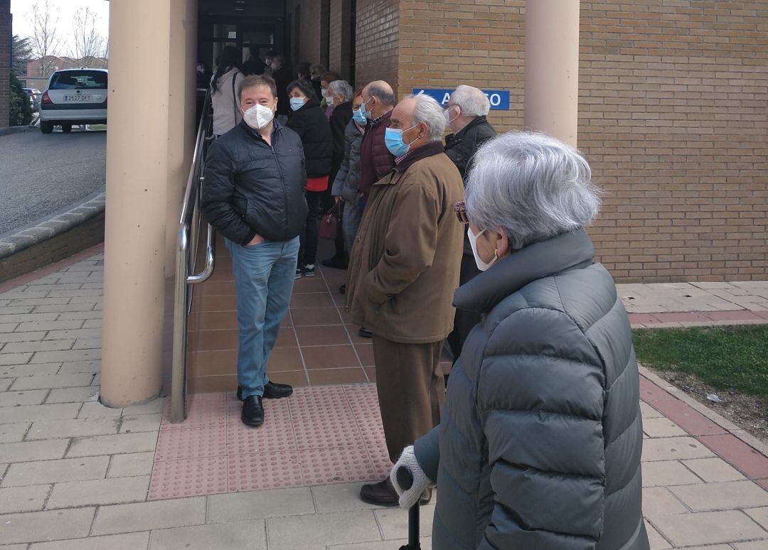 Pacientes esperan cola para entrar a vacunarse al centro de salud Aranda Rurai