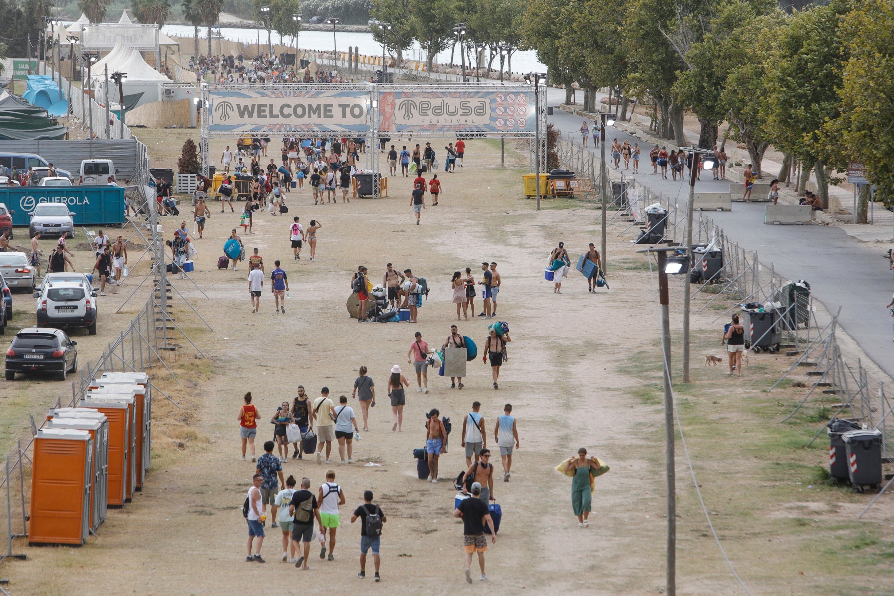 Numerosos jóvenes abandonan el recinto del Festival Medusa de Cullera (Valencia). Una persona ha fallecido y decenas han resultado heridas de diversa consideración durante la celebración del festival tras la caída esta madrugada de varias estructuras y partes del escenario principal debido a fuertes rachas de viento.