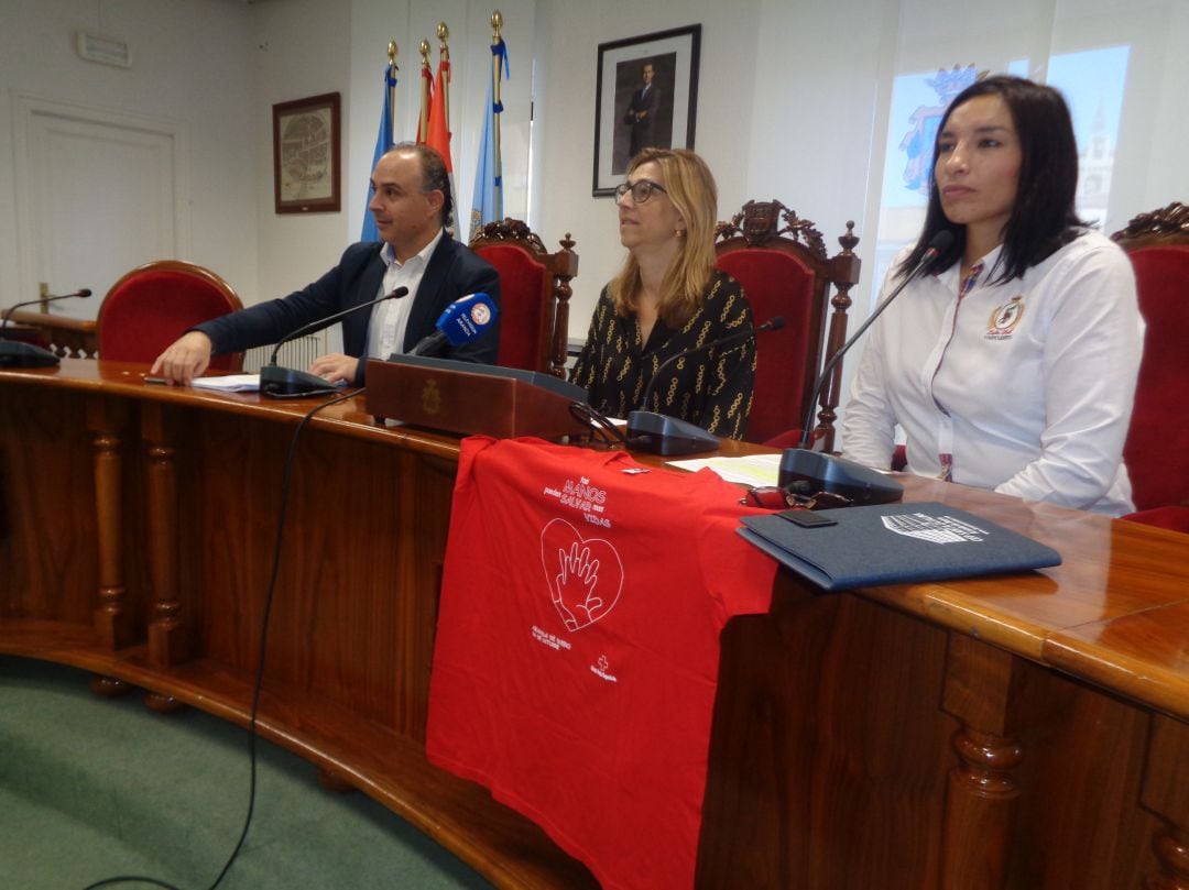 Susana Modrón (en primer términoo), acompañada en la presentación de esta jornada por la alcaldesa, Raquel González, y el concejal de Educación, Emilio Berzosa