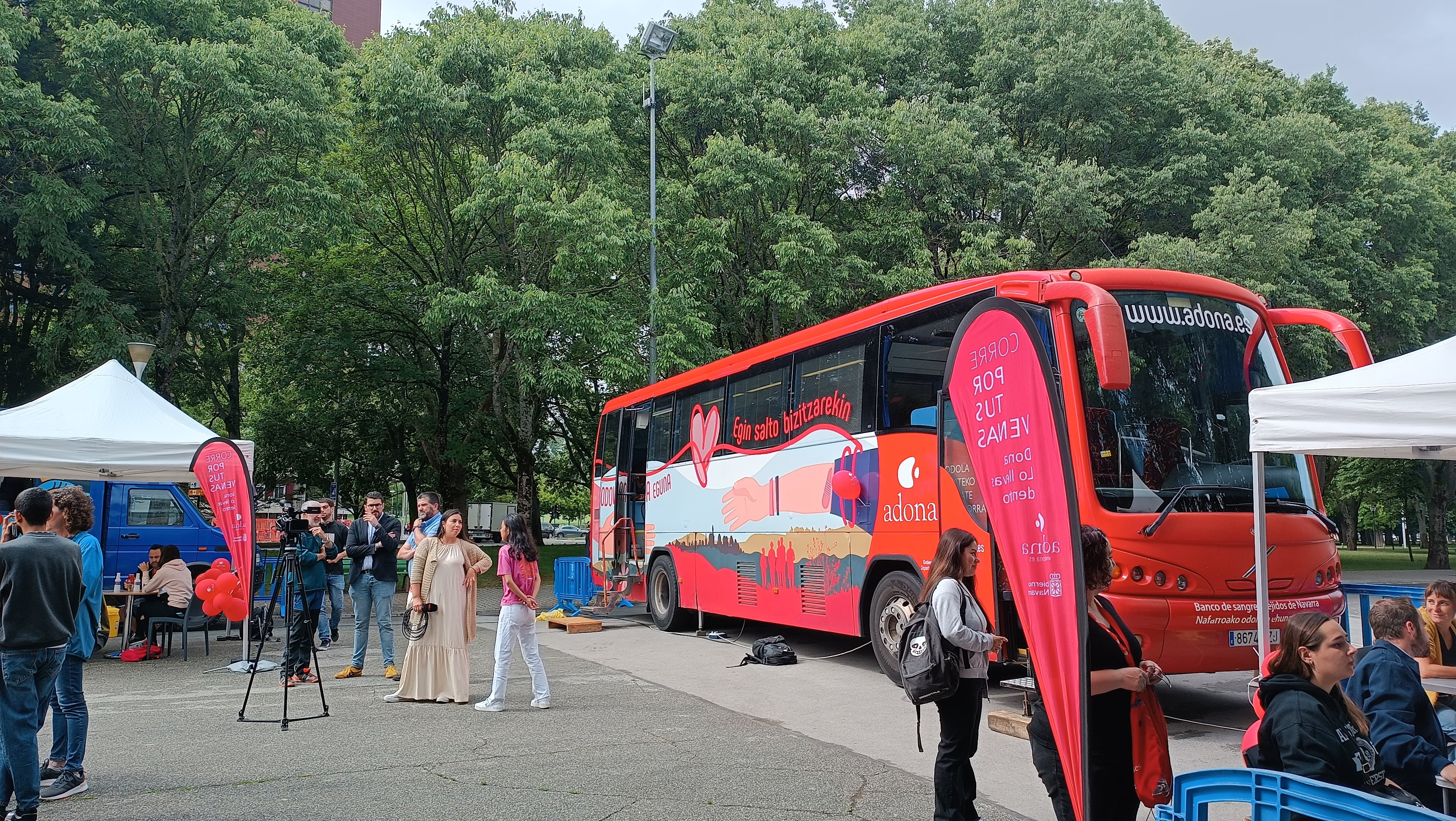 El autobús de ADONA en el Parque Antoniutti de Pamplona en el día mundial de los donantes de sangre