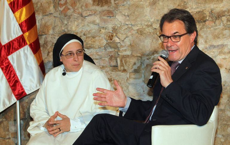 GRA079 BARCELONA, 20/05/2015.- El presidente de la Generalitat, Artur Mas, ha acusado hoy en Barcelona al resto de partidos de impedir un pacto contra la pobreza en el Parlament porque priman la &quot;estética&quot; y quieren evitar &quot;fotografías&quot; con CiU, mientras 