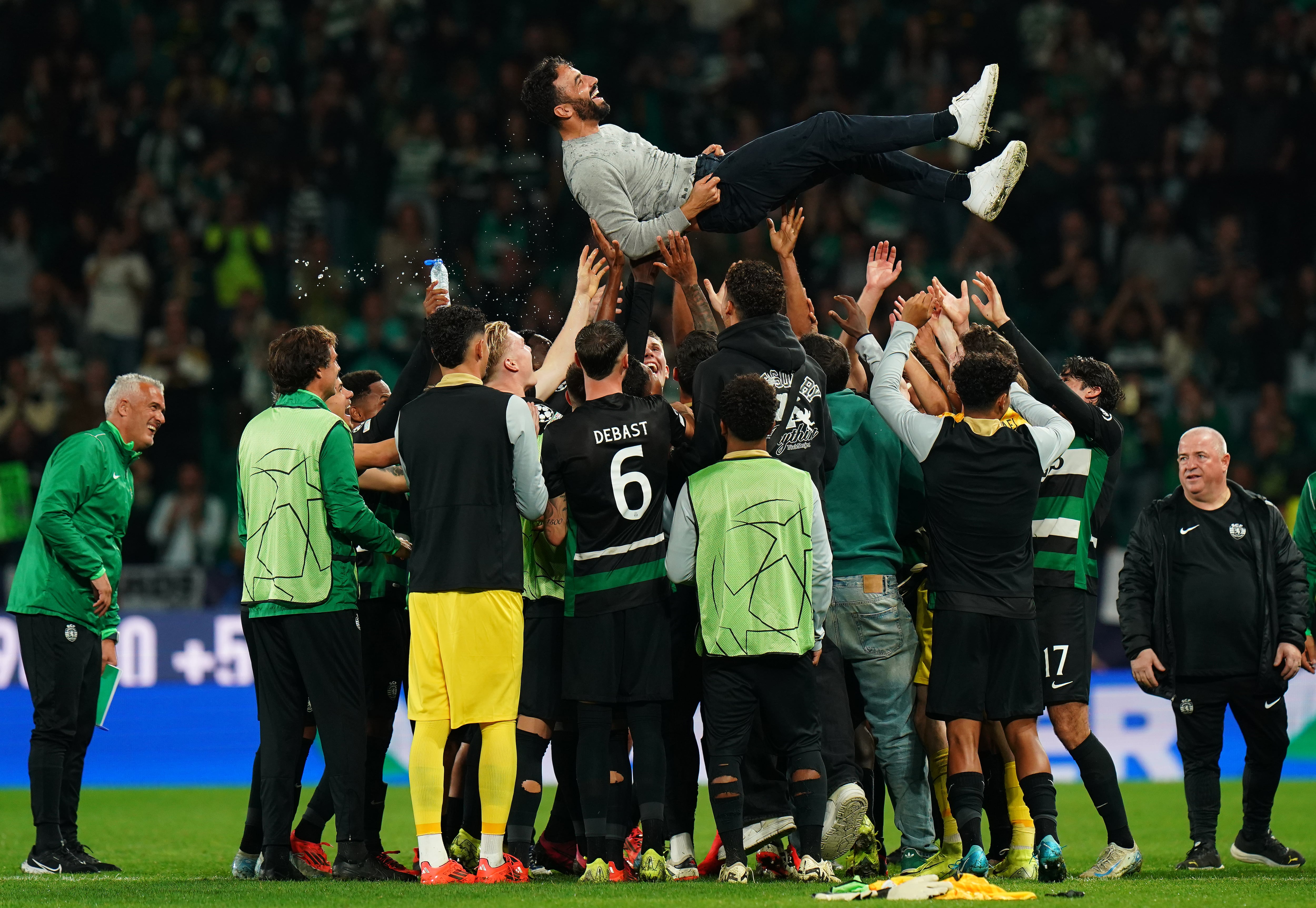 Los jugadores mantean a Amorim tras el duelo ante el City. (Gualter Fatia/Getty Images)